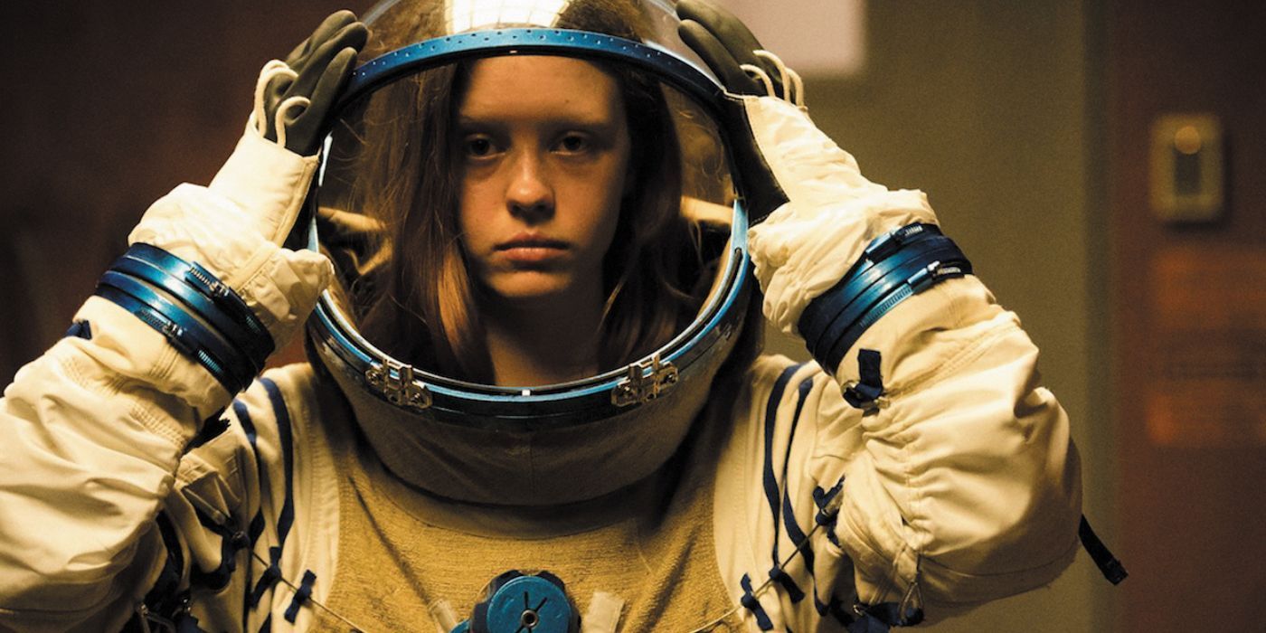 Une jeune fille enfilant un costume d'astronaute dans High Life