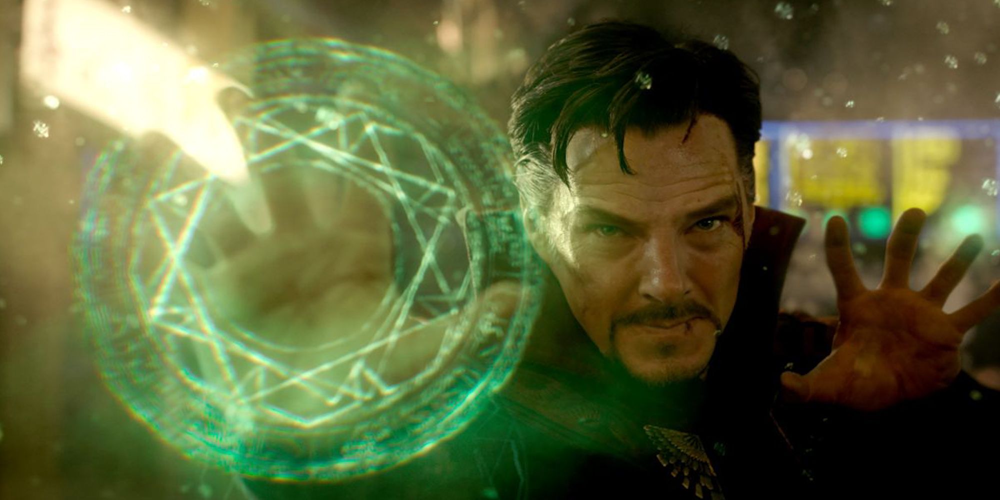 Benedict Cumberbatch dans le rôle du docteur Strange lançant un sort vert