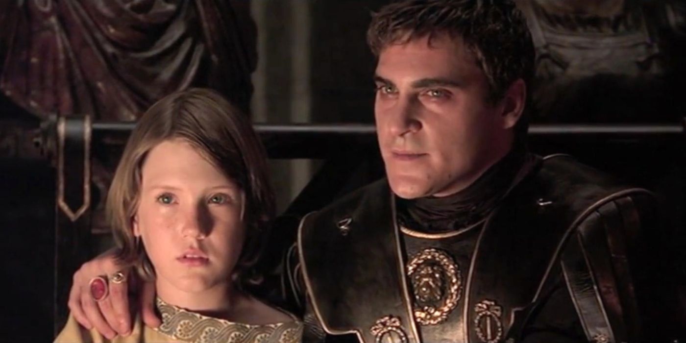 Spencer Treat Clark et Joaquin Phoenix assis côte à côte en tant que Lucius et Commodus dans Gladiator 