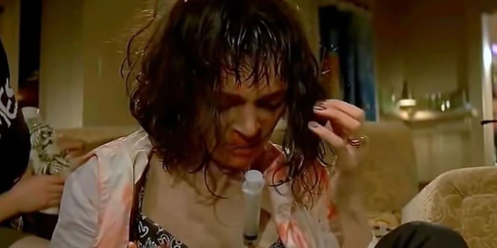 Mia (Uma Thurman) assise et regardant l'aiguille dans sa poitrine après son overdose dans Pulp Fiction
