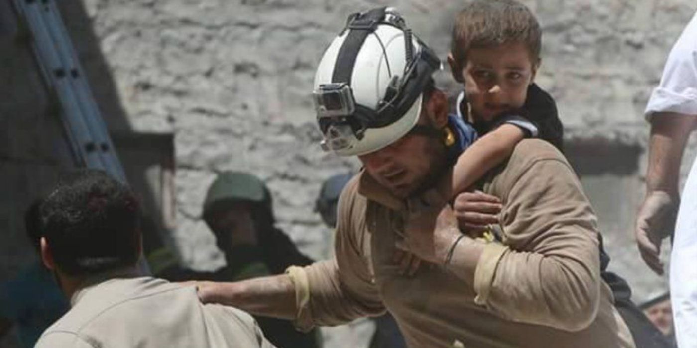 Un volontaire des Casques blancs sauve des enfants en Syrie. 