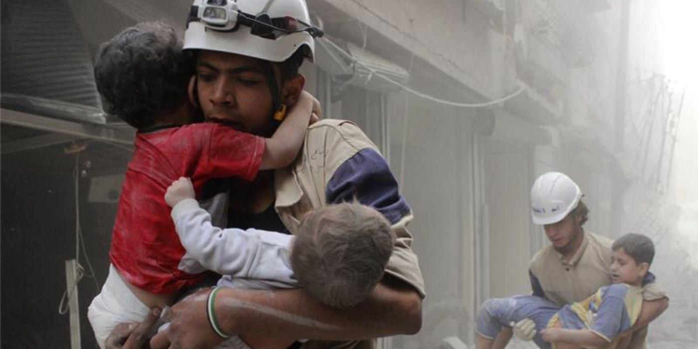 Deux volontaires sauvent des enfants d'un immeuble bombardé en Syrie dans le documentaire 