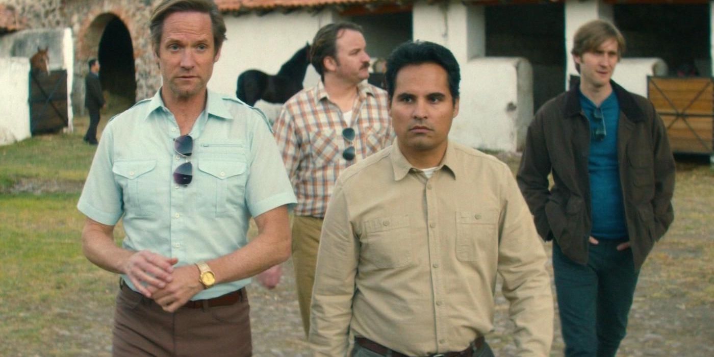 Matt Lescher dans le rôle de Jaime Kuykendall marchant avec Michael Peña dans le rôle de Kiki Camarena dans Narcos: Mexico