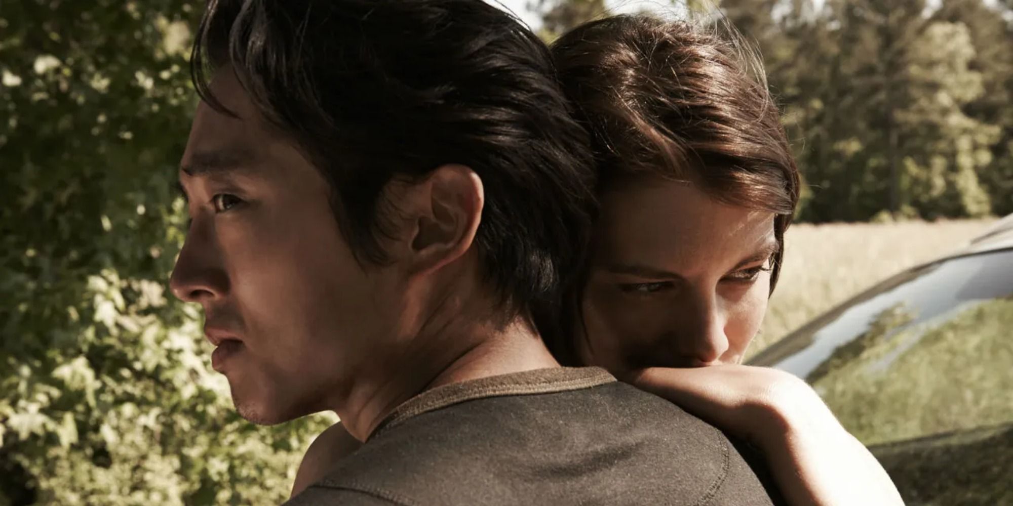 Glenn (Steven Yeun) et Maggie (Lauren Cohan) s'étreignant avec la tête de Maggie sur son épaule dans The Walking Dead