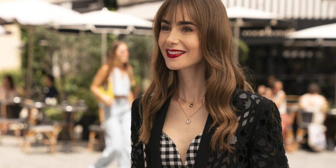 Lily Collins revient dans le rôle d'Emily in Paris dans une nouvelle vidéo promotionnelle