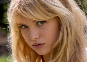 Qui est Julia de Nunez ?  Biographie, carrière et vie privée de l'interprète (et presque sosie) de Brigitte Bardot dans la série Canale 5