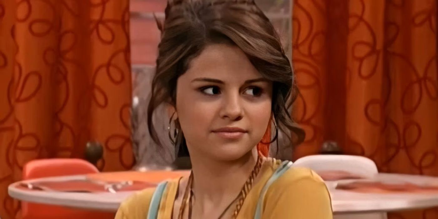 Selena Gomez dans le rôle d'Alex Russo regardant une personne hors écran dans Les Sorciers de Waverly Place