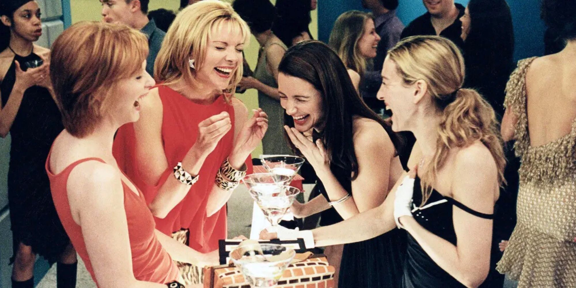 Cynthia Nixon, Kim Cattrall, Kristin Davis, and Sarah Jessica Parker Sex standing in a circle together laughing in and the City