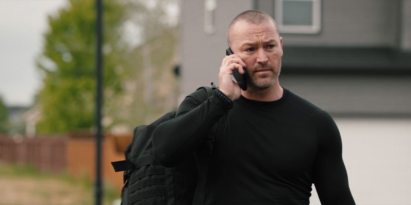 Jake McLaughlin dans le rôle de Cade McPhereson au téléphone à Yellowstone