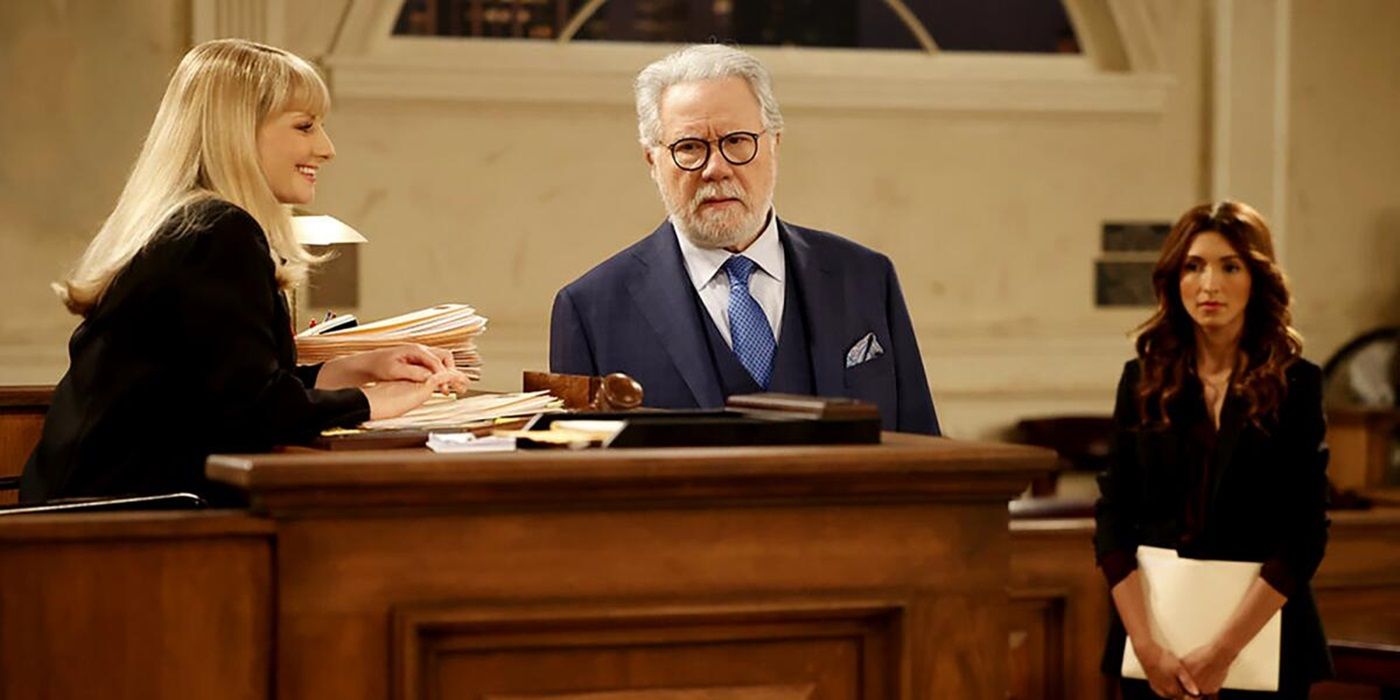 Melissa Rauch parle à John Larroquette et India de Beaufort au Night Court