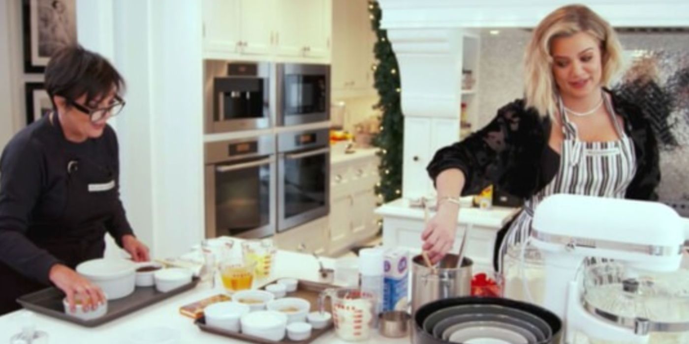 Kris et Khloe Kardashian dans la cuisine en train de cuisiner sur 