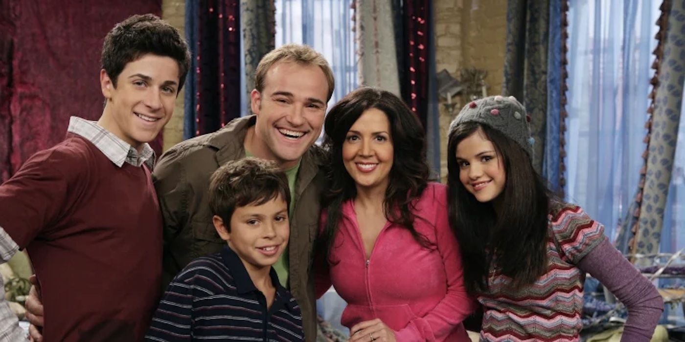 La famille Russo des Sorciers de Waverly Place debout ensemble et souriant sur une photo promotionnelle