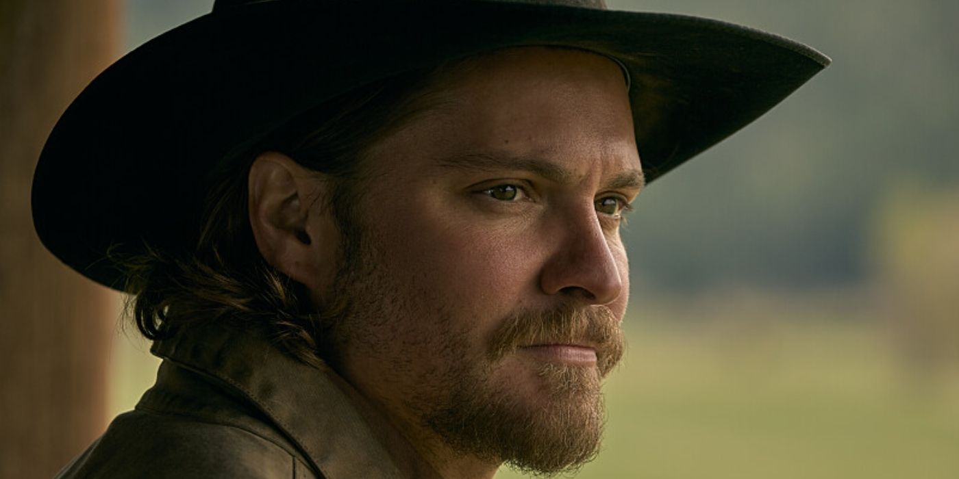 Luke Grimes dans le rôle de Kayce Dutton portant un chapeau de cowboy noir à Yellowstone