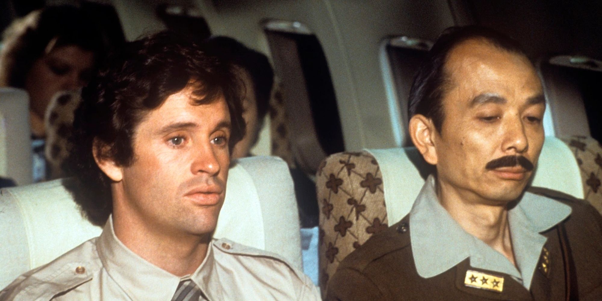 Robert Hays et James Hong dans 