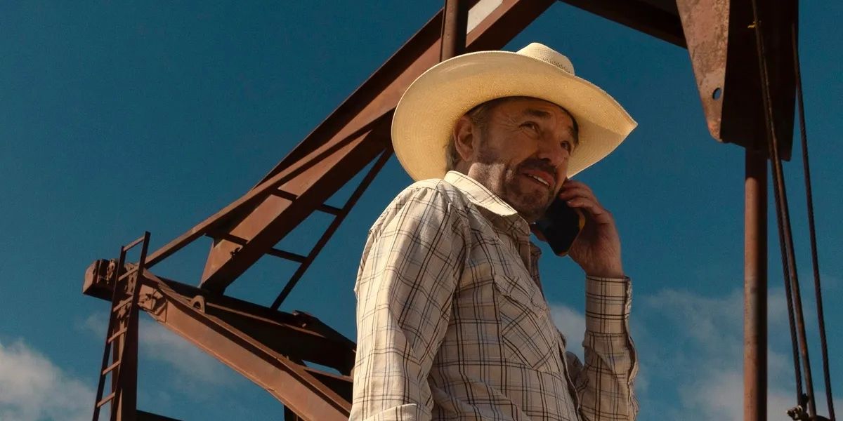 Billy Bob Thornton dans le rôle de Tommy Norris au téléphone dans le champ pétrolier de « Landman »