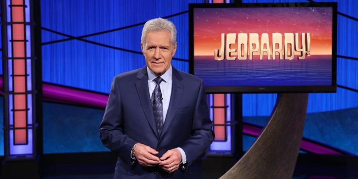 Alex Trebek devant le Jeopardy ! logo sur un écran de télévision