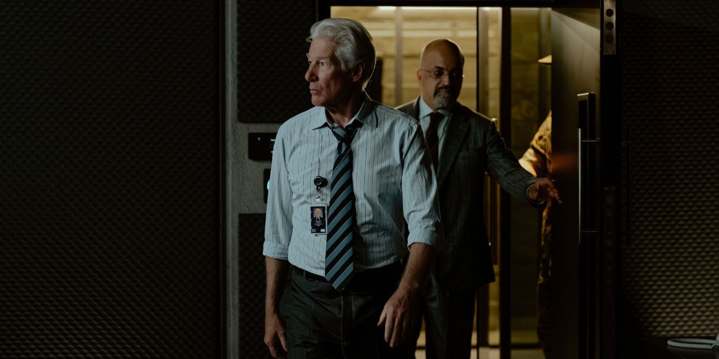 Richard Gere et Jeffrey Wright entrent dans une pièce sombre de The Agency.