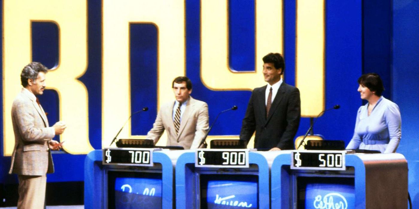 Alex Trebek parle aux trois candidats sur Jeopardy !