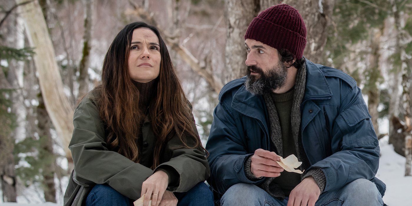 Catalina Sandino Moreno dans le rôle de Tabitha et David Alpay dans le rôle de Jade assis ensemble dehors dans la neige dans 