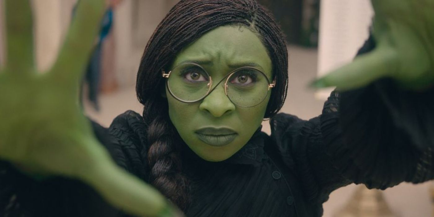 Elphaba, interprétée par l'actrice Cynthia Erivo, fait de la magie dans Wicked