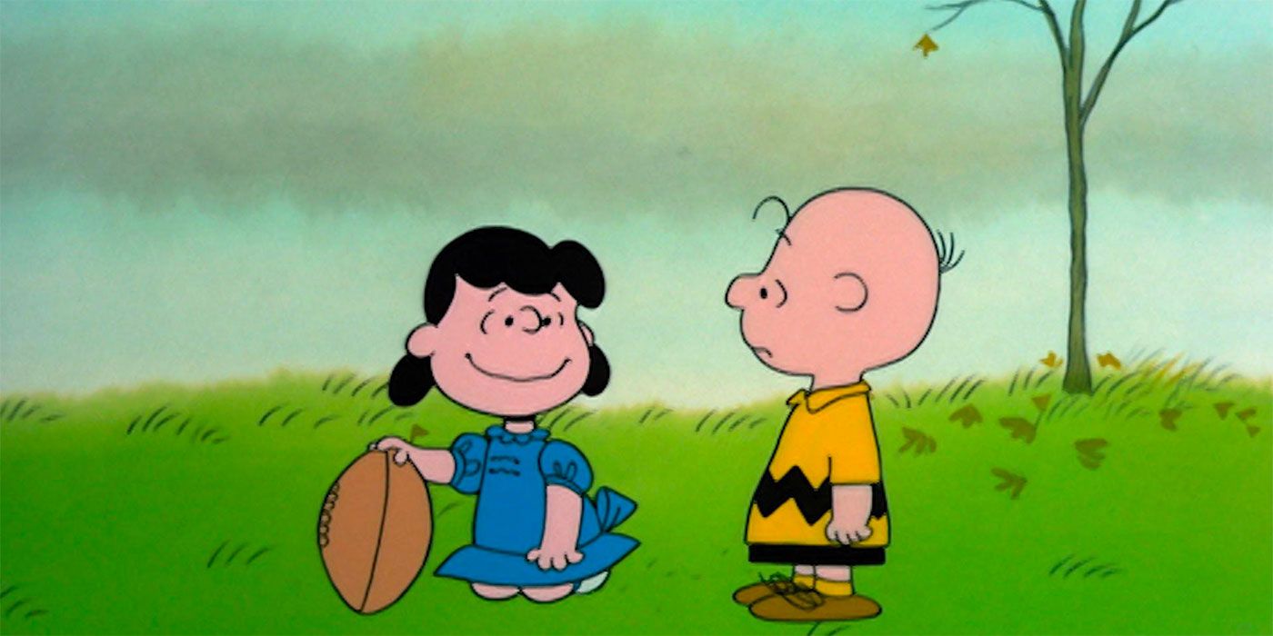 Lucy fait une blague à Charlie avec le ballon de football dans A Charlie Brown Thanksgiving