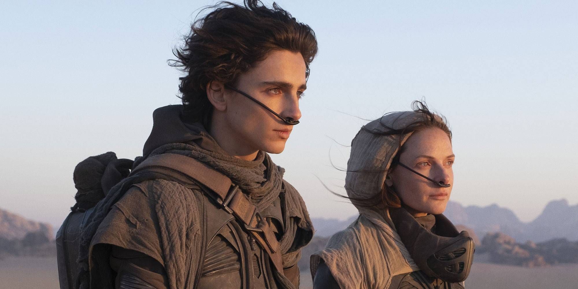 Timothée Chalamet dans le rôle de Paul et Rebecca Ferguson dans le rôle de Jessica dans Dune regardant l'horizon.