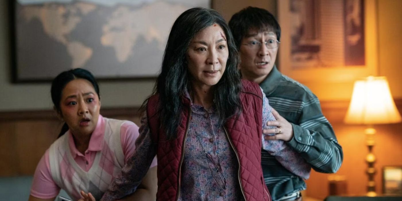 Stephanie Hsu, Michelle Yeoh et Ke Huy Quan se tiennent ensemble, effrayés dans Everything Everywhere All at Once.