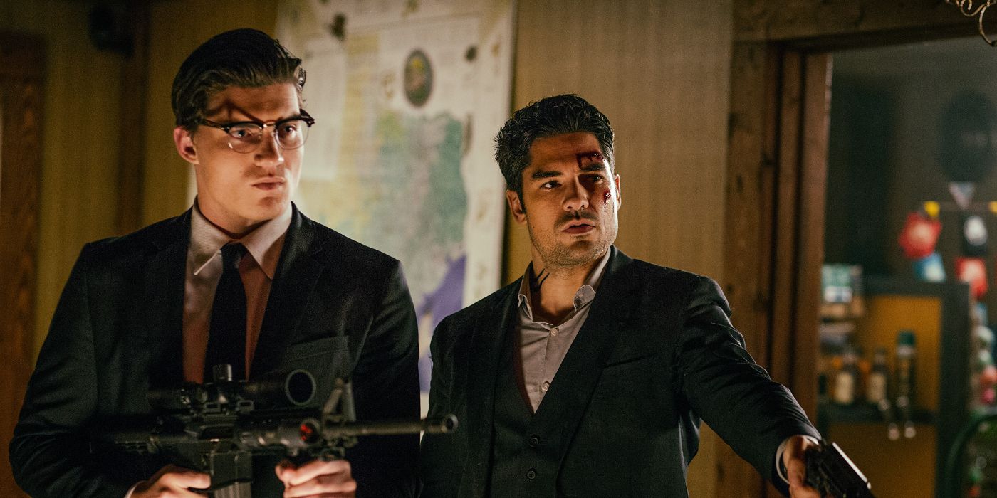 Seth Gecko (DJ Cotrona) et Richie Gecko (Zane Holtz) ont l'air ensanglantés et battus et tiennent des armes pointées hors écran vers la droite dans From Dusk Till Dawn: The Series