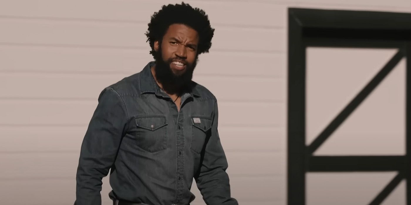 Denim Richards dans le rôle de Colby Mayfield passant devant la grange dans la saison 5 de Yellowstone, partie 1.