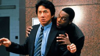 Chris Tucker as Detective James Carter hiding behind Jackie Chan as Chief Inspector Lee in Rush Hour 2