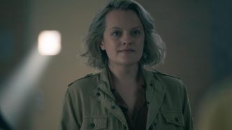 The Handmaid's Tale, Elisabeth Moss rivela: "Qualcuno della troupe si è preso le mie mutande come souvenir"