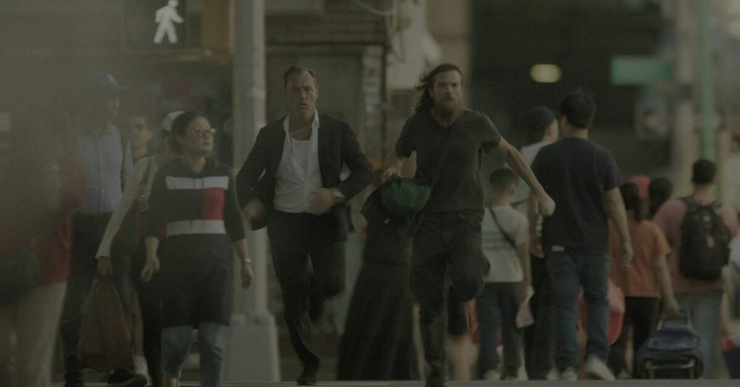 Black Rabbit: la data d'uscita e le prime immagini della serie Netflix con Jude Law e Jason Bateman