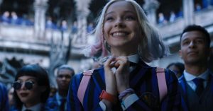 Mercoledì - Emma Myers racconta il peggior bacio dato sul set: "È stato imbarazzante e sgradevole, ci colava il naso"