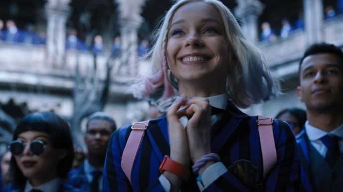 Mercoledì - Emma Myers racconta il peggior bacio dato sul set: "È stato imbarazzante e sgradevole, ci colava il naso"