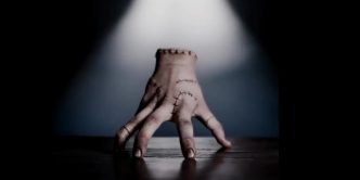 Mercoledì - Stagione 2: il finale svela l'origine segreta di Mano