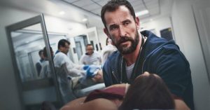 The Pitt, arriva in Italia l'acclamato medical drama con Noah Wyle