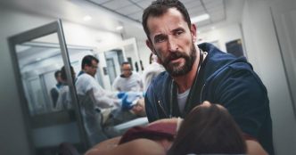 The Pitt, arriva in Italia l'acclamato medical drama con Noah Wyle