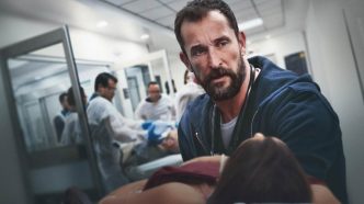 The Pitt, arriva in Italia l'acclamato medical drama con Noah Wyle
