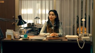 Ponies: le prime immagini della serie Peacock con Emilia Clarke