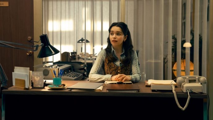 Ponies: le prime immagini della serie Peacock con Emilia Clarke